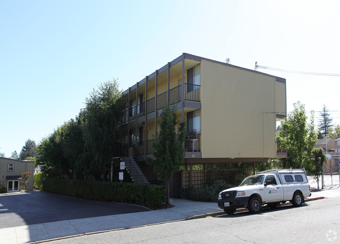 Foto del edificio - 30 Locust Ave