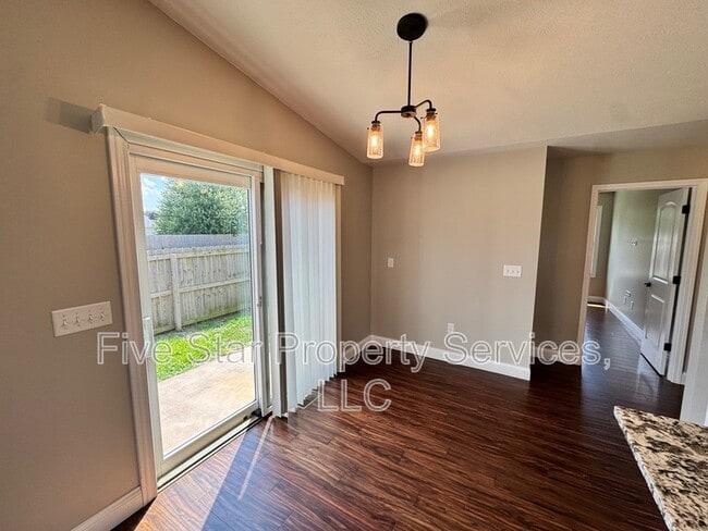 Building Photo - 1203 Hawthorn Ct