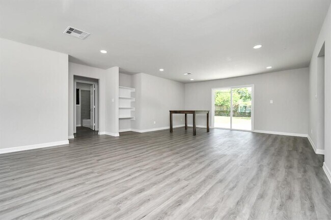 Building Photo - 638 Spell St