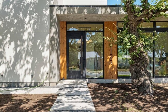 Building Photo - 1100 W Mary St