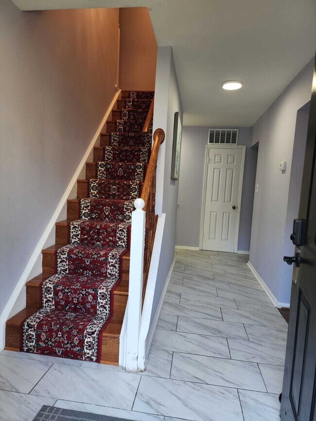 Building Photo - Spacious Corner Townhouse for Rent in a Pr...