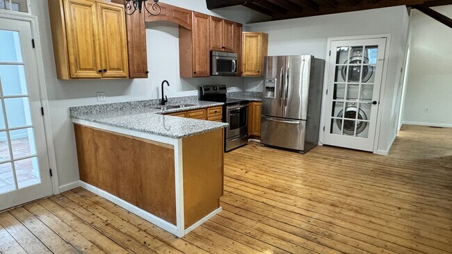 Foto del edificio - Lower Pottsgrove 2 Bedroom 1 bath Apartment $2,000/ month