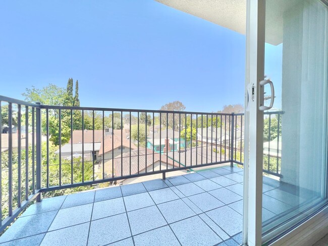 Interior Photo - 7437 Haskell Avenue