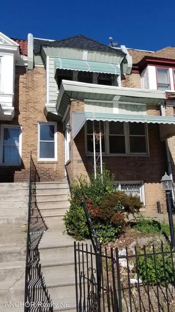 Photo - Now Showing! House