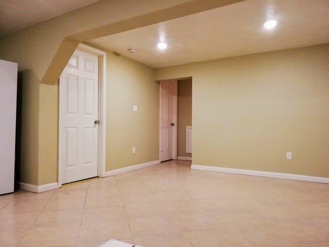 Building Photo - 839 Stoneyford Dr
