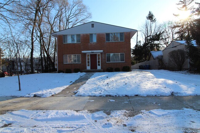 Building Photo - Studio, 1 bath  - 2053 Abbott Ave 5