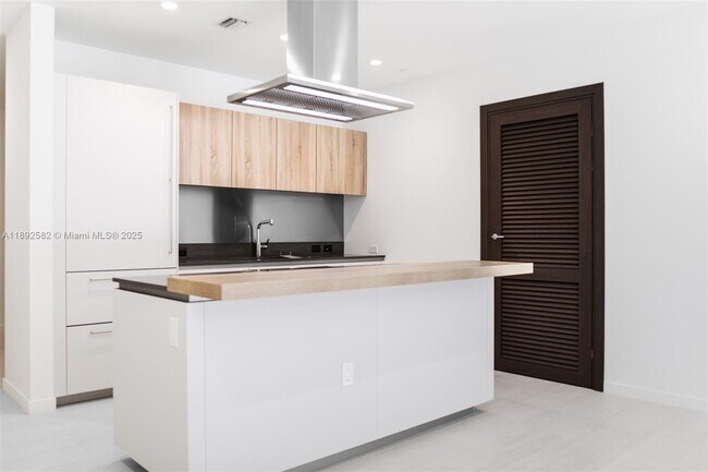 Building Photo - 1000 Brickell Plaza