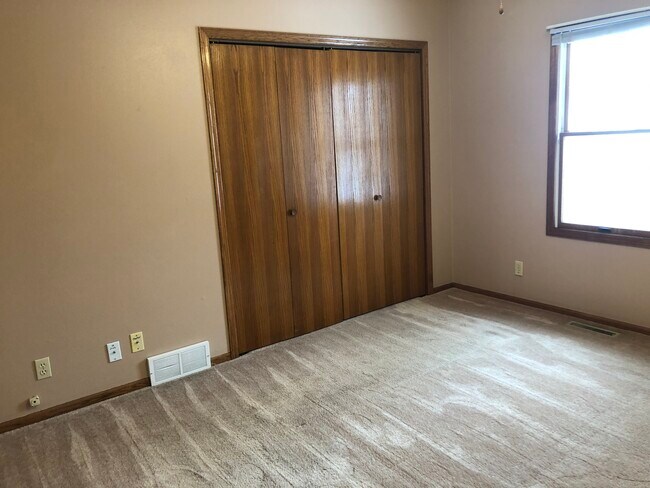 Master bedroom with large closet - 432 E Main St
