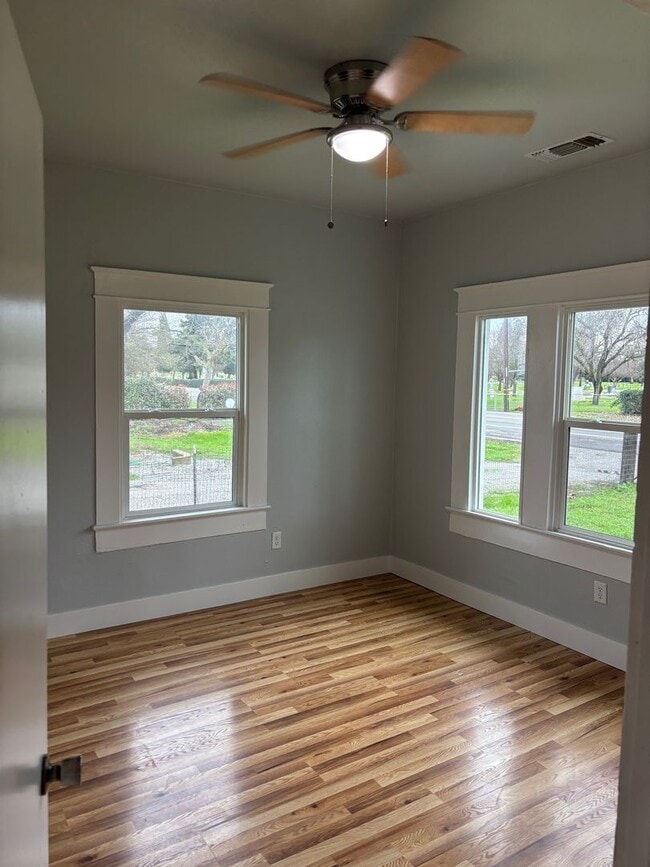 Foto del edificio - Available Now!