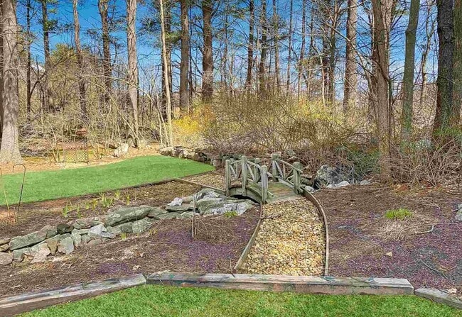Building Photo - Prime Derry Location: Classic 3Bed, 3Bath Home