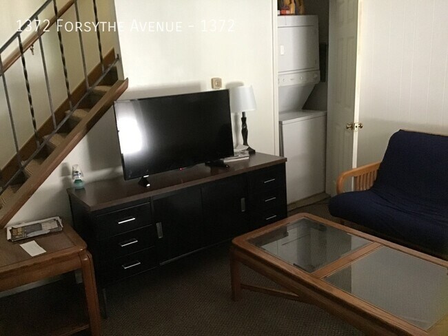 Foto del edificio - 1372 Forsythe Ave