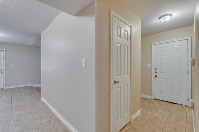 Building Photo - 6762 Trail Lake Dr