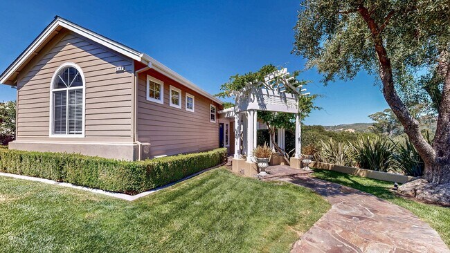 Building Photo - Gorgeous Home with private yards, large de...