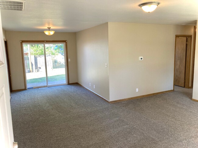 Building Photo - 612 W Matthews St