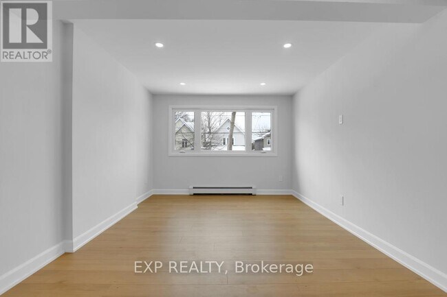 Photo du bâtiment - 555-555 Churchill Ave N