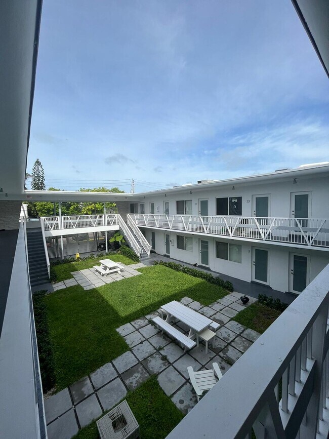 Building Photo - Newly remodeled apartment in the heart of ...