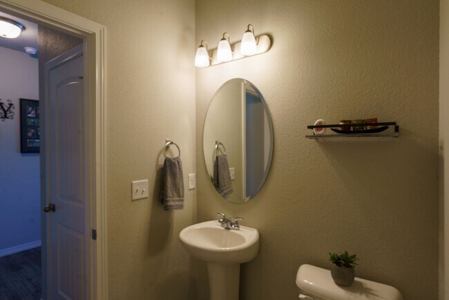 Building Photo - Like new in Ventana! 4 bedroom,3 bath, fen...