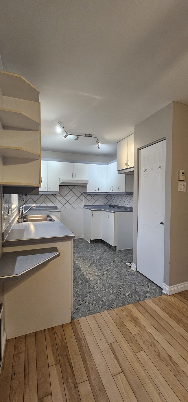 Building Photo - 585 Rue Primeau