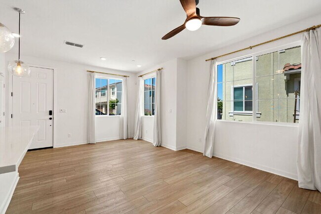 Foto del edificio - 5301 E Commerce Way