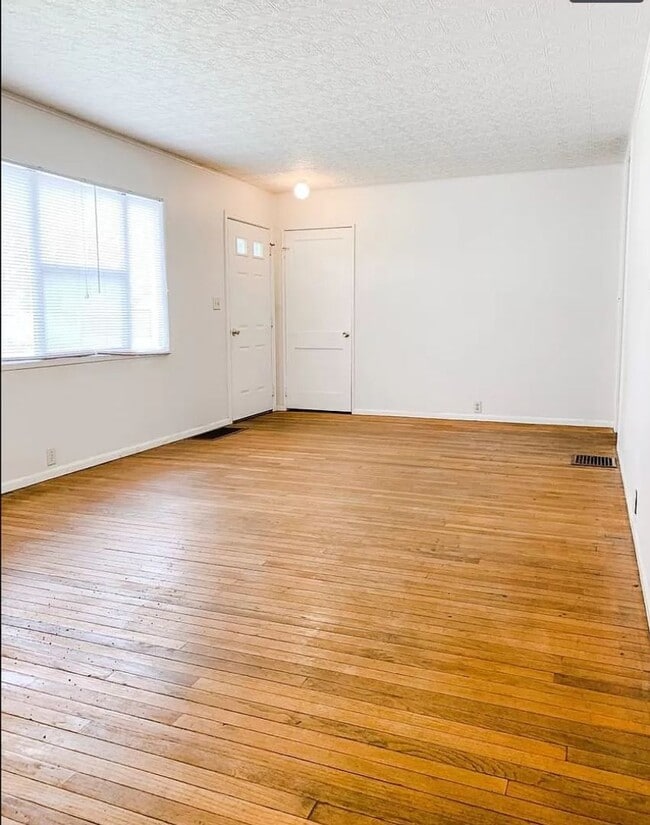Building Photo - 3 Bedroom Close to Campus!