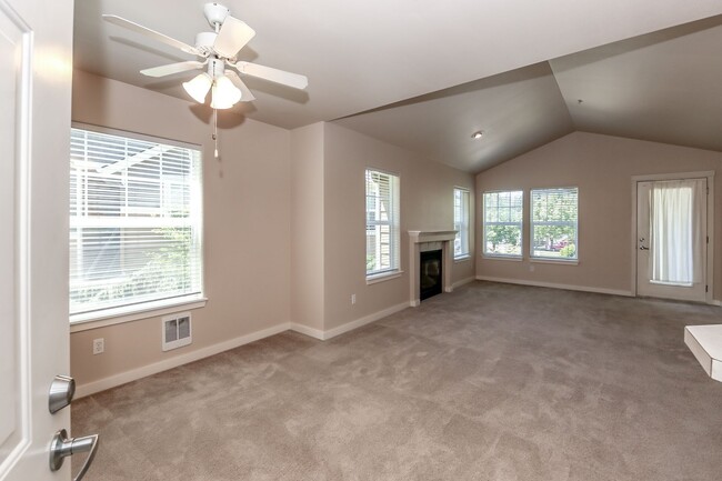 Building Photo - Low Maintenance 3 Bedroom Condo