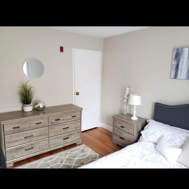 Building Photo - 160 Waterman St