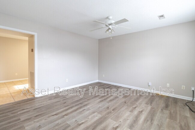 Foto del edificio - 836 Duchess Way
