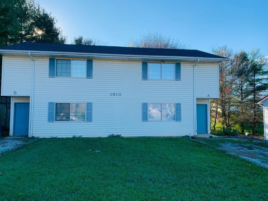 Building Photo - 3 Bedroom 2 Bath Townhouse