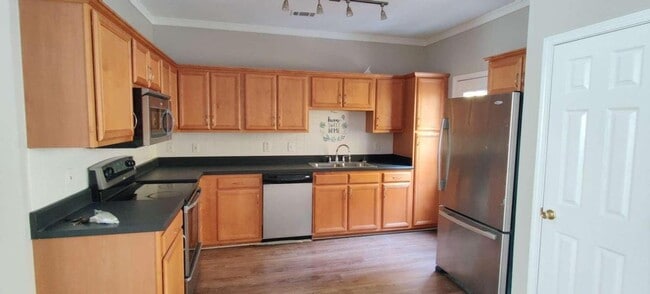 Building Photo - 370 Brentwood Dr
