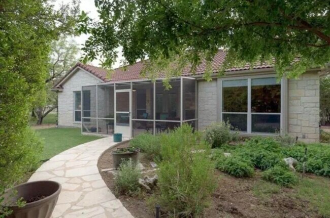 Building Photo - 203 Hi Cir W