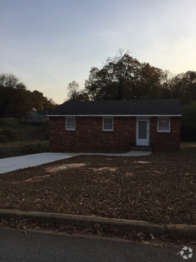 Building Photo - 691 Saxon Ave