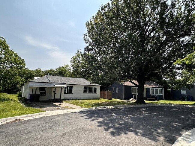 Building Photo - 560 Loraine Cir