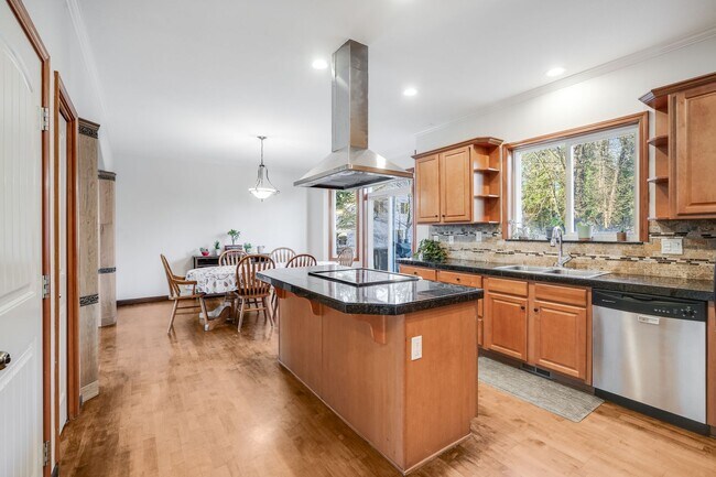 Building Photo - Beautiful 5 bed, 3 bath rental home in North Central, Gresham!