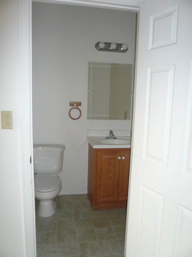 Building Photo - 84 Church Ave