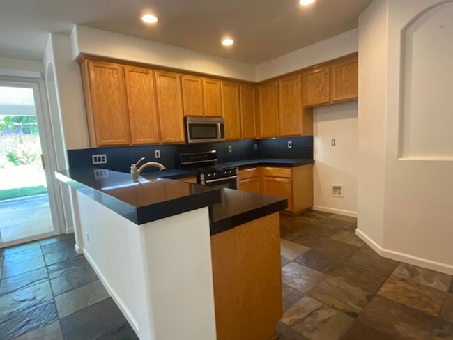 Building Photo - Roseville home close to shopping & area park