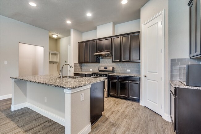 Building Photo - 616 Club Dr