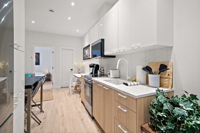 Building Photo - 3722 Av. Laval