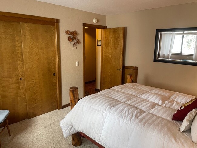 Building Photo - Beautiful furnished house in Stateline available now!