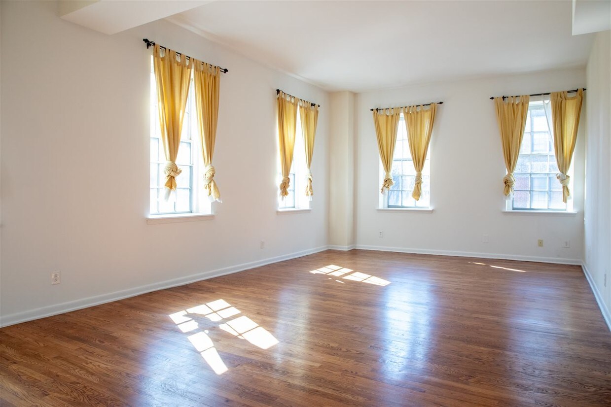 Primary Photo - 341 Monmouth St