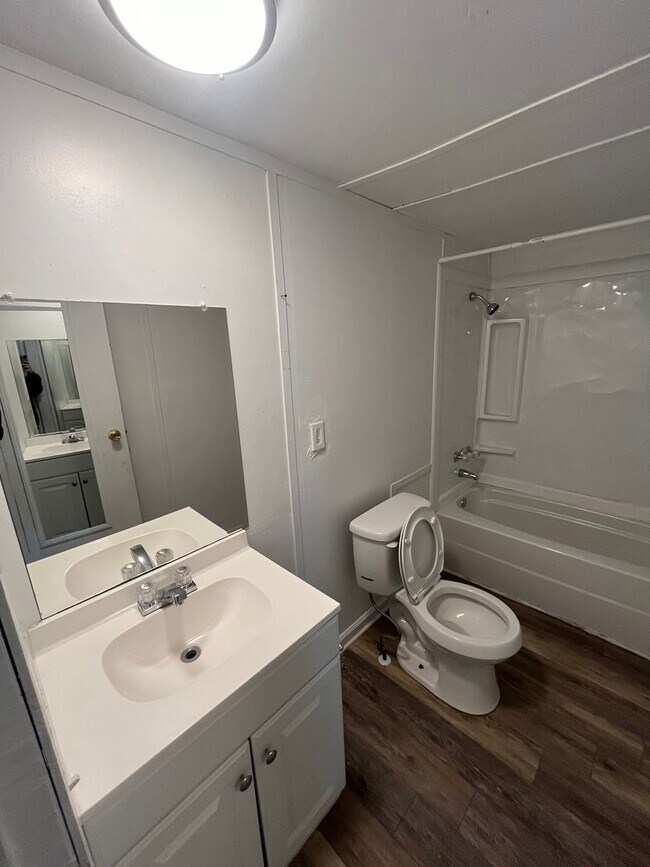 Building Photo - 8 Pin Oak Ln
