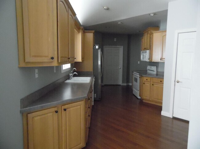 Building Photo - 2205 Dunhill Ln