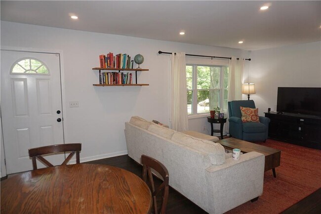 Foto del edificio - 2163 Lilac Ln