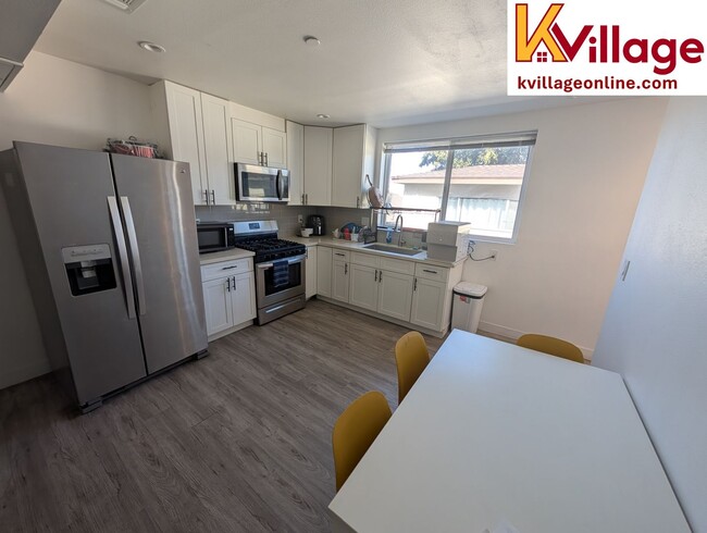 Building Photo - Co-living bedroom + bathroom, shared kitch...