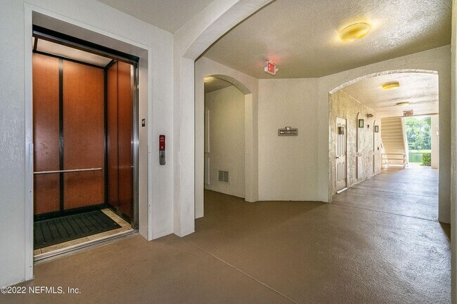Foto del edificio - 11251 Campfield Dr