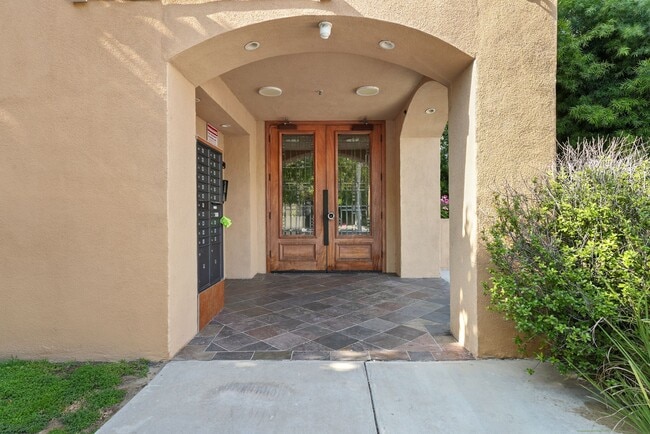Building Photo - 5303 Satsuma Ave