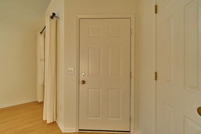 Foto del edificio - 3 Bedroom 2.5 bath in Great Carmel Location!