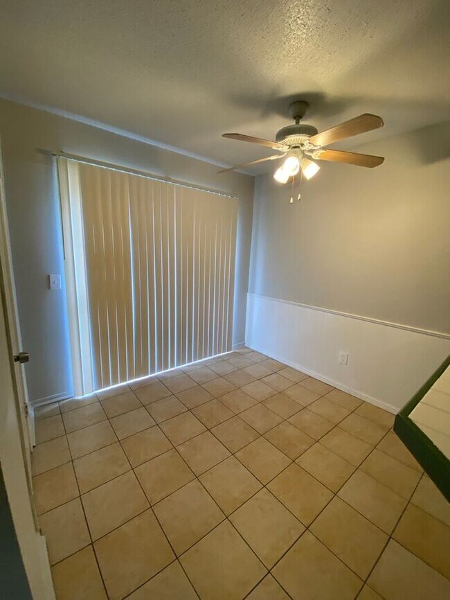 Building Photo - 2 Bedroom 1.5 Bath Apt at the Monterey Squ...