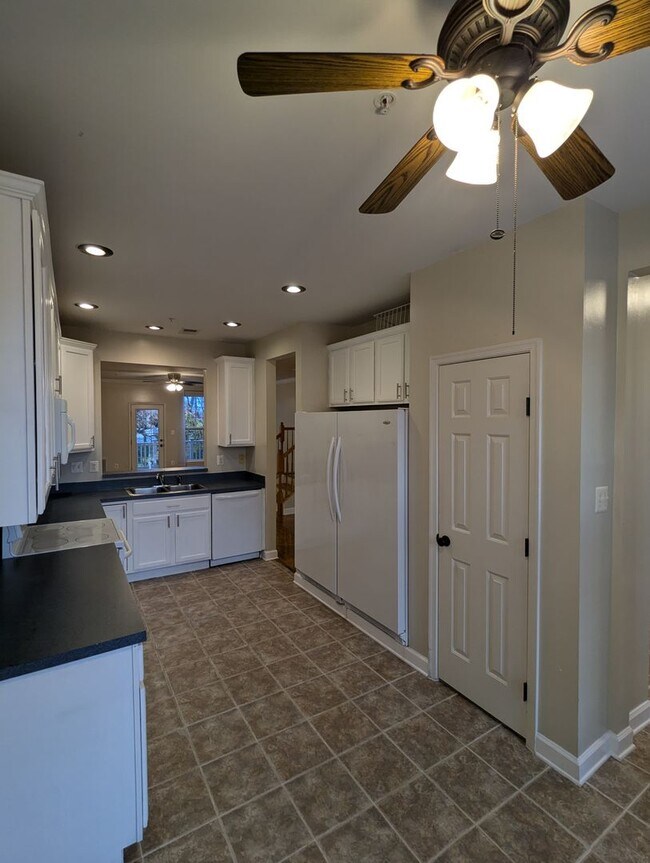 Building Photo - Top floor two level condo in Ballenger Cre...
