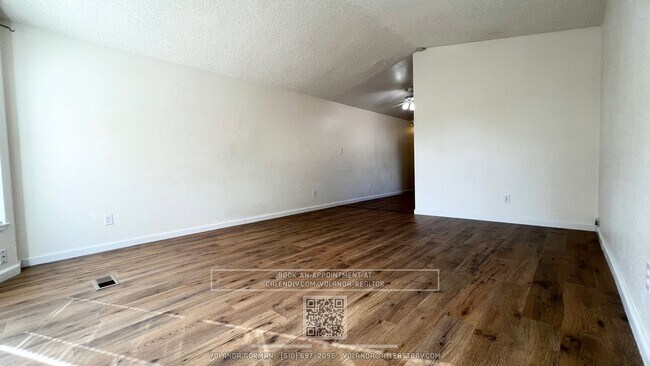 Building Photo - Adorable 2br/1.5ba house with an enclosed ...