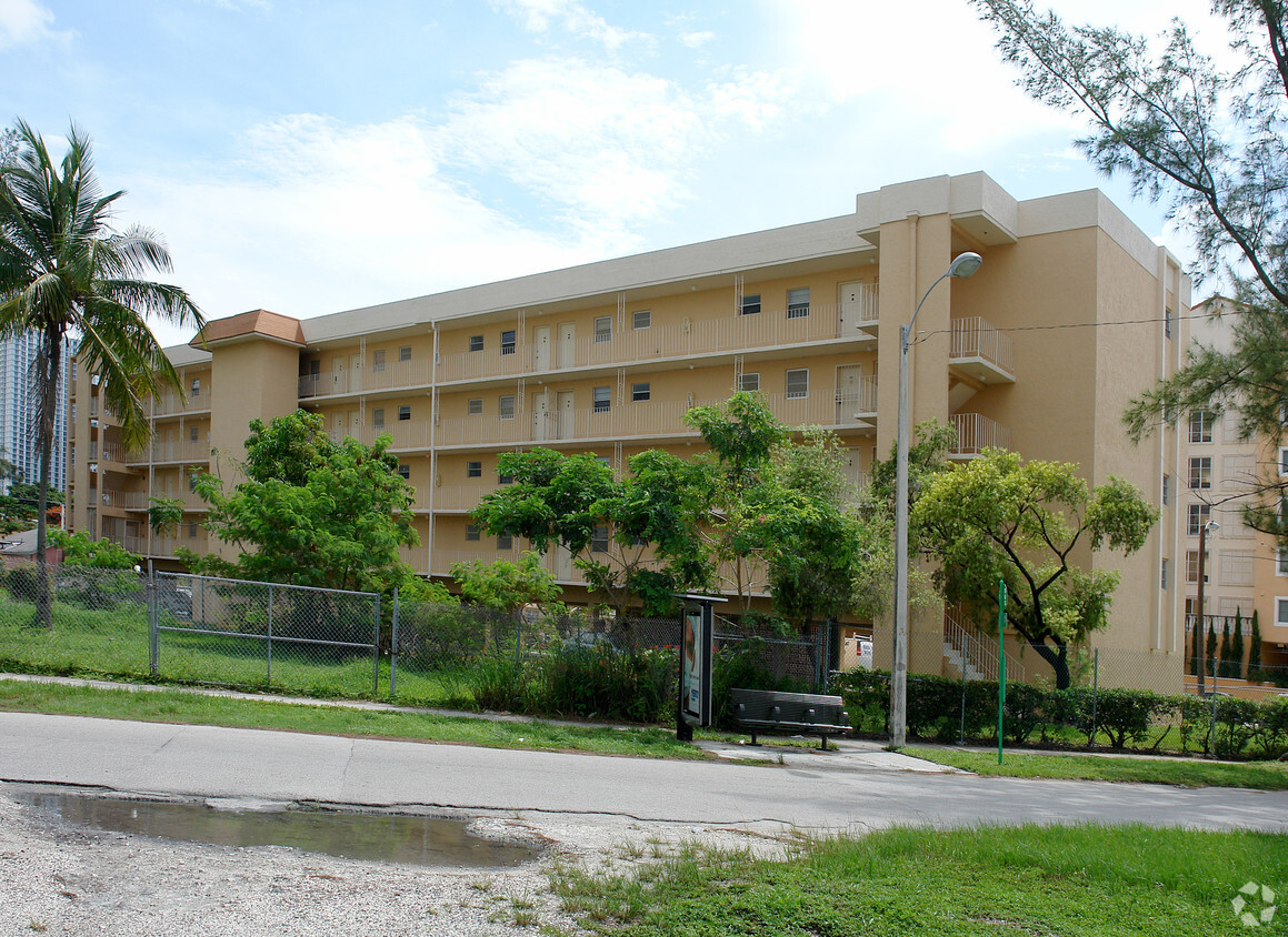 Primary Photo - Brickell Roads Apts